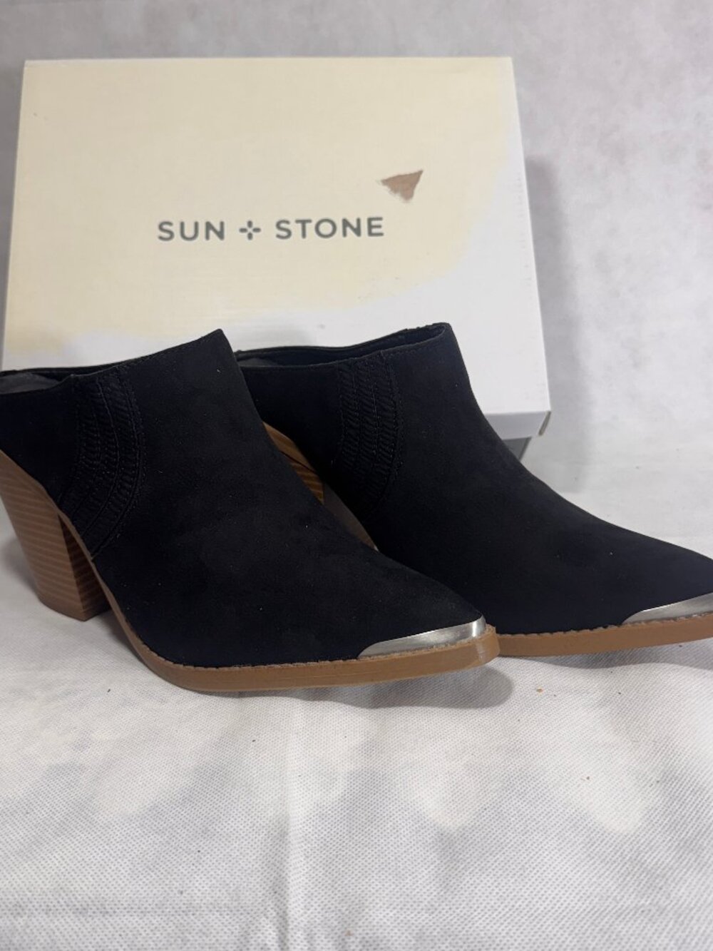 Sun + Stone Deyzaa Mule Pumps with a black upper n Stacked Block Heel Size 8.5M